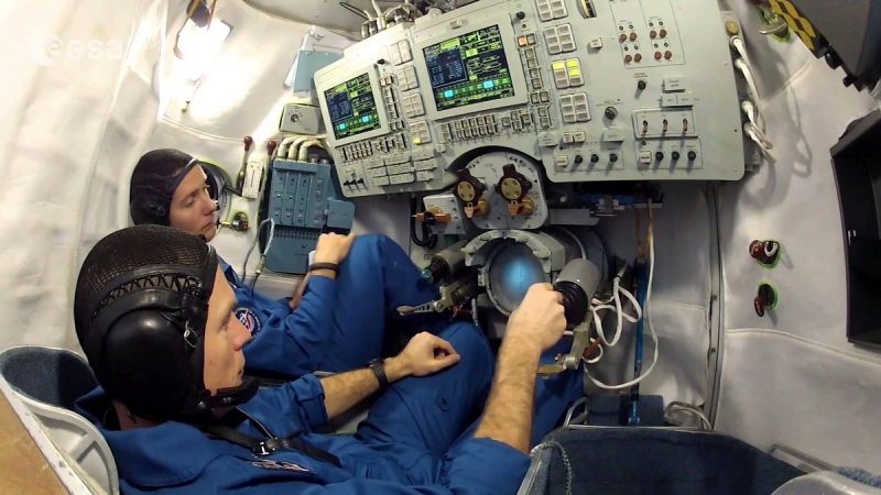  Европейские астронавт Андреас Могенсен и Тома Песке отрабатывают на тренажёре управление движением корабля «Союз ТМА-М». Скриншот с видео ЕКА 